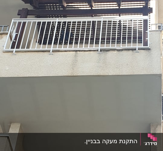 מרפסת עם מסגרת מתכת ומבנה עץ מעליה